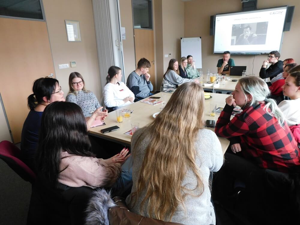 Exkurze studentů na digitalzačním centru EXON v Plzni 2023.