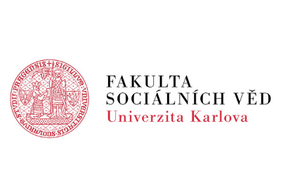 Logo Fakulta sociálních věd Univerzita Karlova.